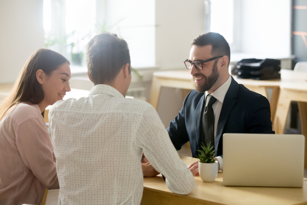 insurance agent helping couple to find cheap car insurance